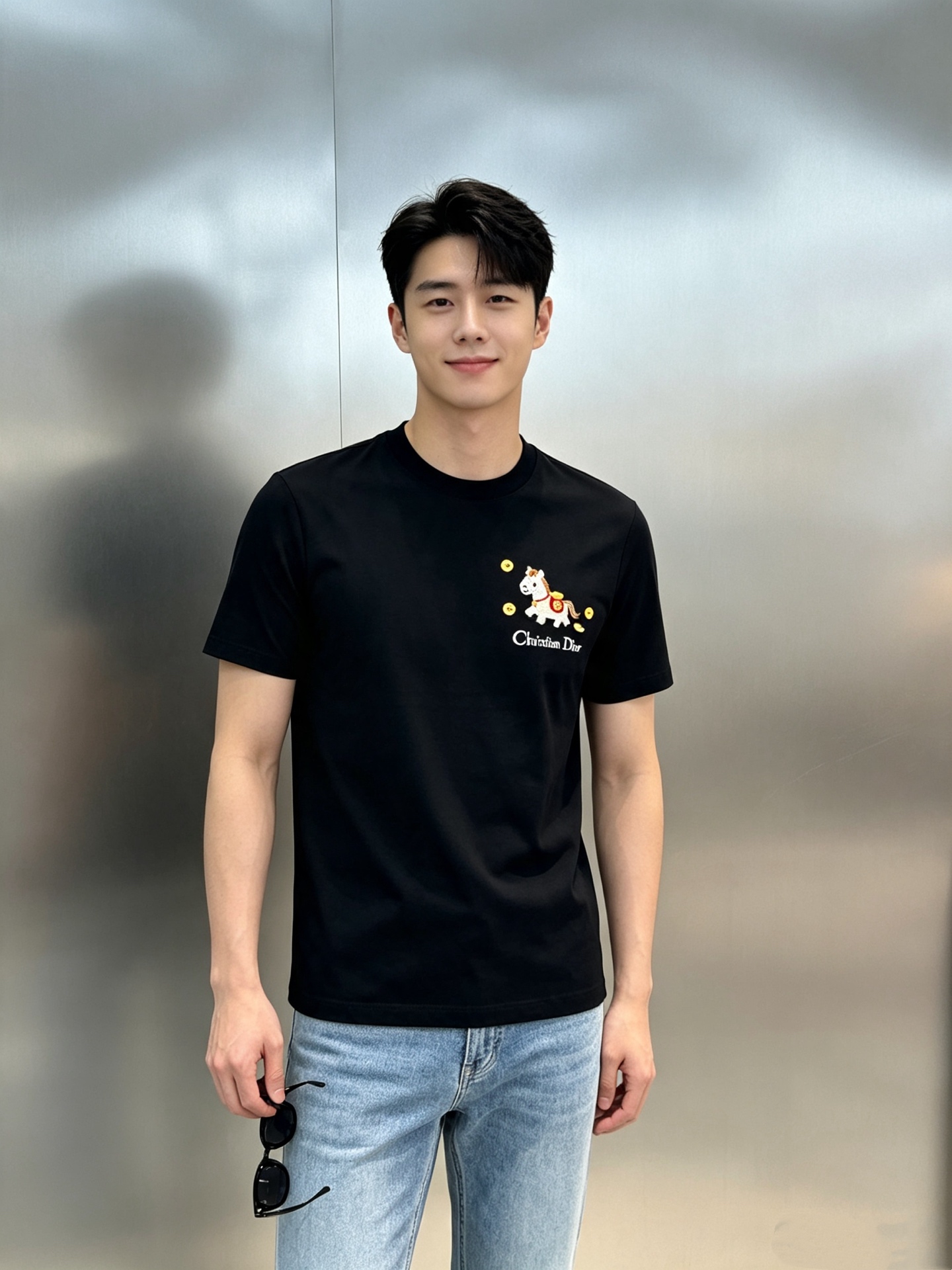 NO:958662,Dior pony embroidered white T-shirt 26s new product recommendation!  This white Dior T-shirt for men and women is made of mercerized cotton, which is soft and comfortable, and super refreshing to wear in summer! The pony embroidery on the left chest + brand logo is 3D childlike and luxurious. The round neck design is simple and elegant, and can be easily used for daily leisure. The embroidery is exquisite and the details are perfect, highlighting the high-end texture. Pair it with jeans or casual pants, and you can easily get a fashionable and casual style~all three standards!  Size M-3XL (S and 4XL can be customized) Slim fit 175/145 pounds recommended XL, dior, dior, jeans, tees, t-shirt,19860909Dior小马刺绣白色T恤26s新品推荐！男女同款迪奥这款白色T恤采用丝光棉,柔软舒适,夏天穿超清爽!左胸小马刺绣+品牌标识,3D立体童趣又奢华.圆领设计简约大方,日常休闲都能轻松驾驭.刺绣工艺精致,细节满分,彰显高端质感.搭配牛仔裤或休闲裤,轻松get时尚随性风~三标齐！码数M-3XL（S和4XL可订做）修身版型175/145斤建议XL,,dior,dior,jeans,tees，t-shirt,,Men's clothing