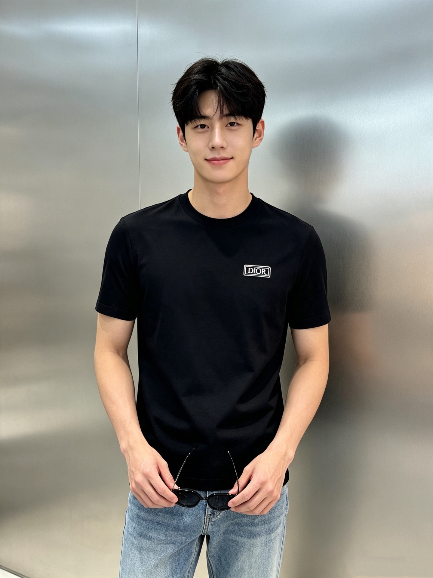 NO:958655,Dior 26s new mercerized cotton T-shirt. For the ultimate simple style, it is recommended to use high-quality 190g mercerized cotton T-shirt. Soft and breathable, super comfortable to wear in summer!  White 'DIOR' logo on the chest, three-dimensional embroidery. Simple and recognizable. Slim-fit round neck design, easy to control in daily casual or street style. It is super stylish when paired with jeans and sneakers. All three standards!  Color Black. White. Size M-3XL (S and 4XL can be customized) Slim fit!  175/145 pounds recommended XL, dior, dior, sneakers, jeans, tees, t-shirt,19860909Dior迪奥26s新款丝光棉T恤.极致简约款推荐采用高品质190g丝光棉T恤.柔软透气,夏天穿超舒服！胸前白色“DIOR”Logo,立体绣花.简约又有辨识度 修身版型圆领设计,日常休闲或街头风都能轻松驾驭,搭配牛仔裤,运动鞋超有型.三标齐！颜色黑色.白色.码数M-3XL（S和4XL可定做）修身版型！175/145斤建议XL,,dior,dior,sneakers,jeans,tees，t-shirt,,Men's clothing