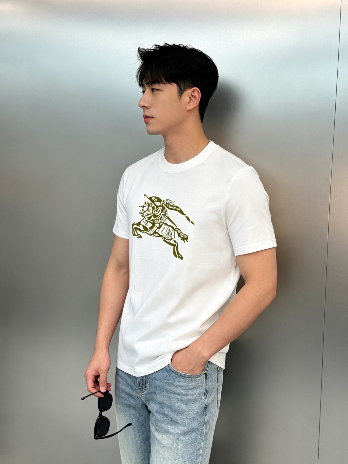BBR*巴宝莉26s新品丝光棉T恤. 胸前骑士字母图形超有辨识度，英伦风满满！战马造型立体烫画.撞色搭配色彩超吸睛.帅气