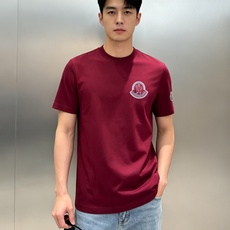 Moncler蒙口新款联名丝光棉T恤,简约设计.采用190g丝光棉面料.丝滑面料穿着超舒适!胸口moncler标识.品牌 Moncler蒙口新款联名丝光棉T恤,简约设计.采用190g丝光棉面料.丝滑面料穿着超舒适!胸口moncler标识.品牌