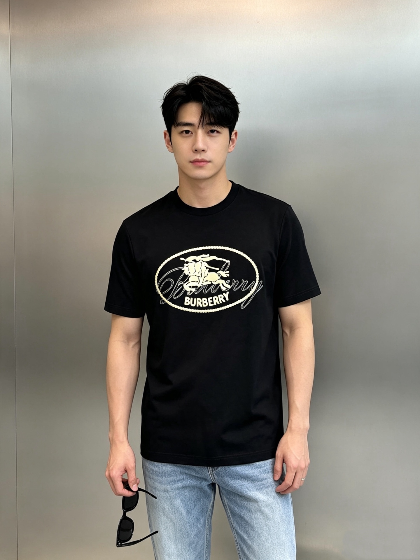 Burberry26s新款骑士印花T恤,采用丝光棉材质,柔软舒适,日常穿着超友好。正面骑士战马.英伦风满满,辨识度超高✨ Burberry26s新款骑士印花T恤,采用丝光棉材质,柔软舒适,日常穿着超友好。正面骑士战马.英伦风满满,辨识度超高✨