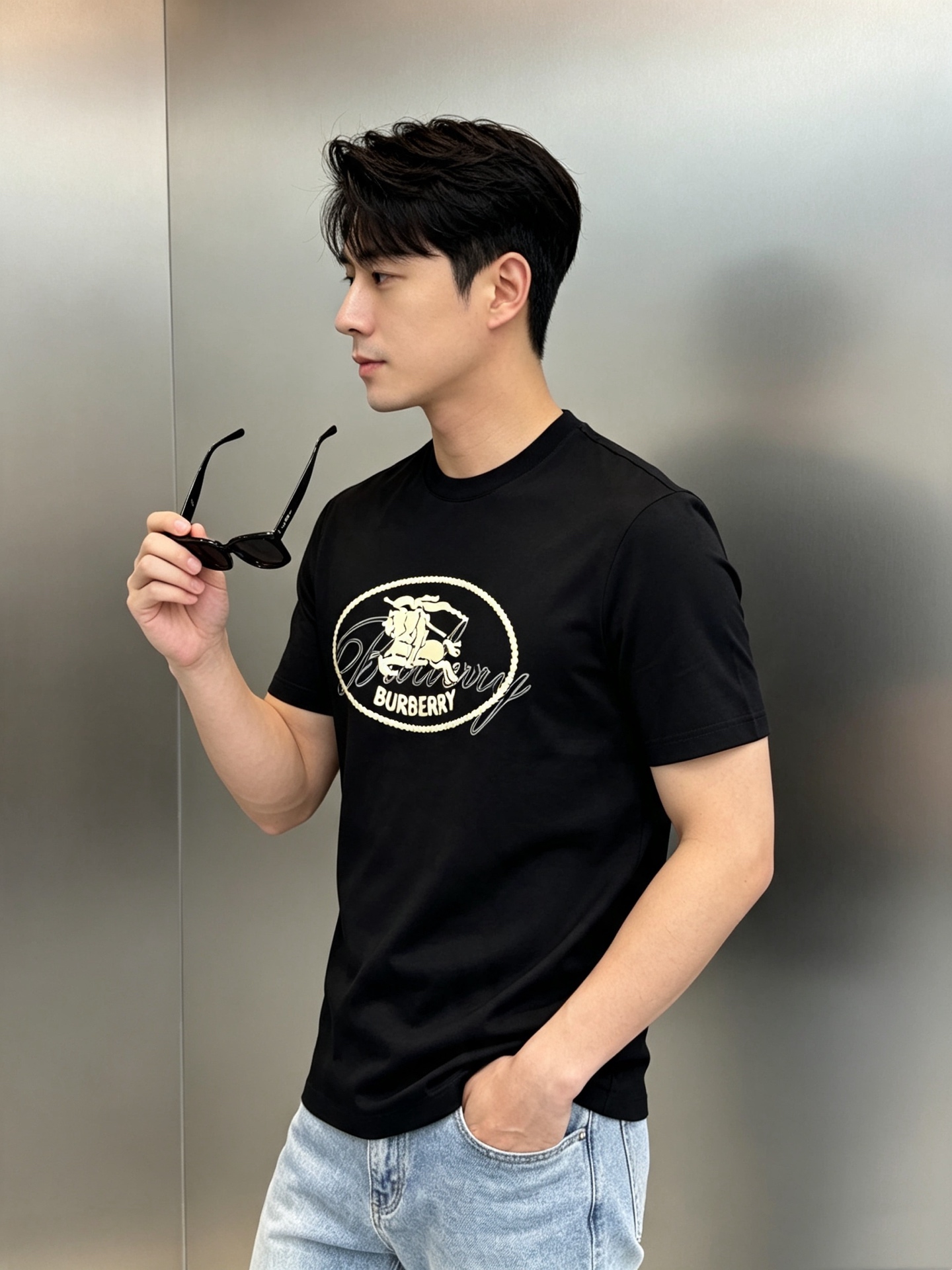 Burberry26s新款骑士印花T恤，采用丝光棉材质，柔软舒适，日常穿着超友好。正面骑士战马.英伦风满满，辨识度超高✨