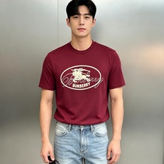 Burberry26s新款骑士印花T恤,采用丝光棉材质,柔软舒适,日常穿着超友好。正面骑士战马.英伦风满满,辨识度超高✨ Burberry26s新款骑士印花T恤,采用丝光棉材质,柔软舒适,日常穿着超友好。正面骑士战马.英伦风满满,辨识度超高✨