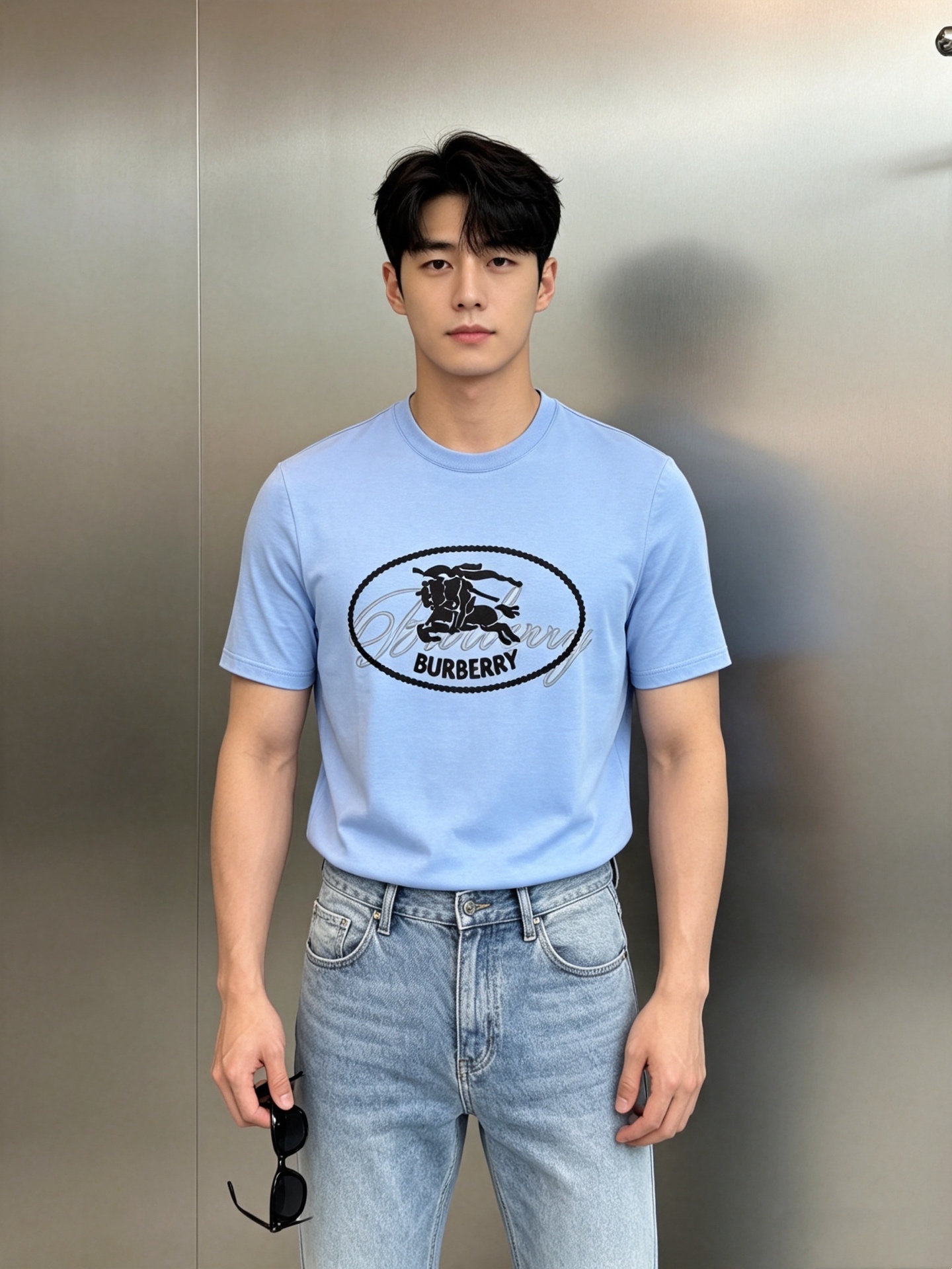 Burberry26s新款骑士印花T恤，采用丝光棉材质，柔软舒适，日常穿着超友好。正面骑士战马.英伦风满满，辨识度超高✨
