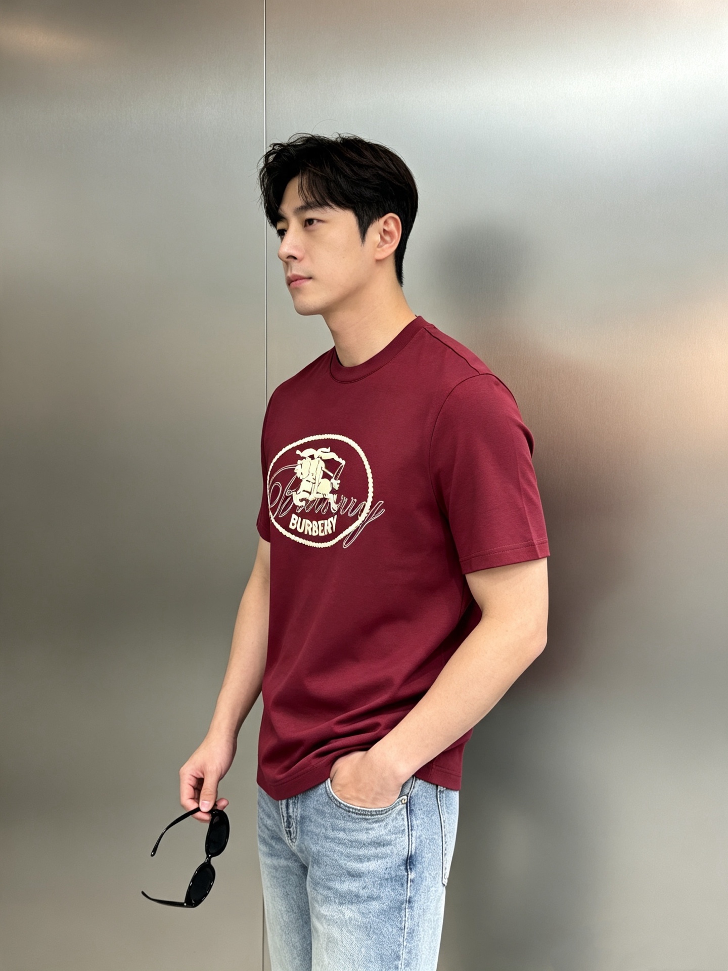 Burberry26s新款骑士印花T恤，采用丝光棉材质，柔软舒适，日常穿着超友好。正面骑士战马.英伦风满满，辨识度超高✨