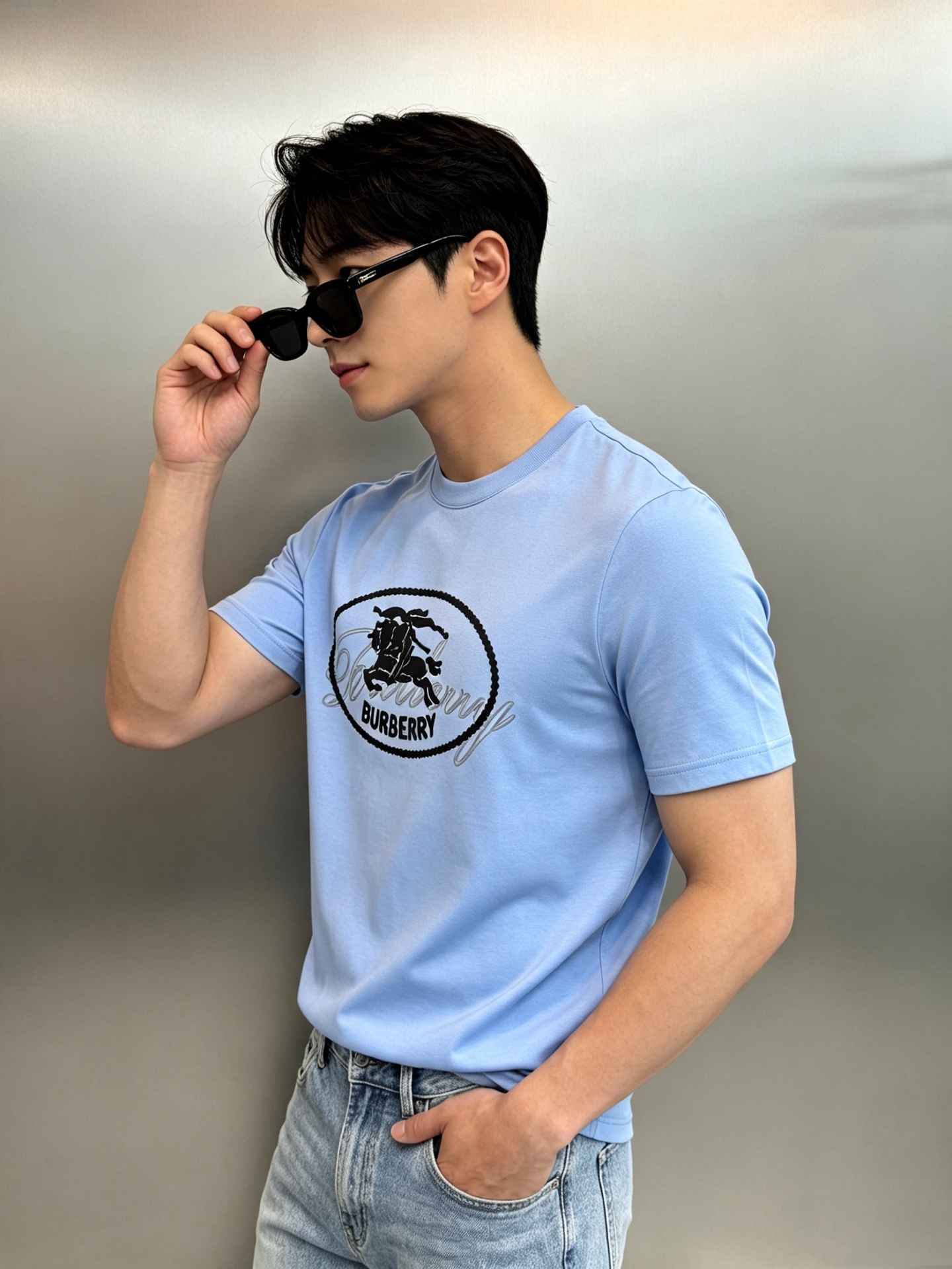 Burberry26s新款骑士印花T恤，采用丝光棉材质，柔软舒适，日常穿着超友好。正面骑士战马.英伦风满满，辨识度超高✨