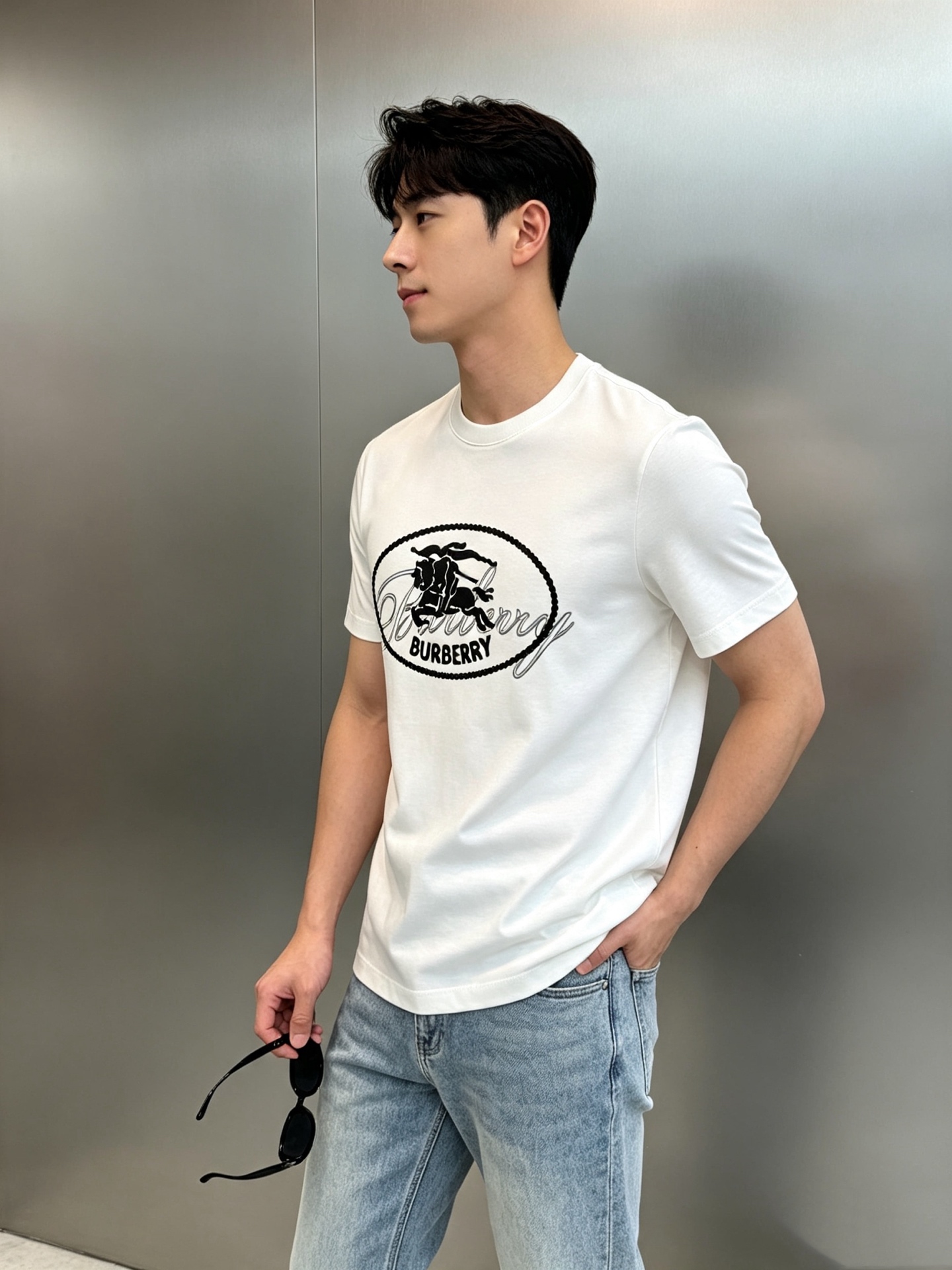 Burberry26s新款骑士印花T恤，采用丝光棉材质，柔软舒适，日常穿着超友好。正面骑士战马.英伦风满满，辨识度超高✨