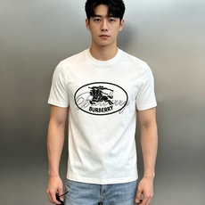 Burberry26s新款骑士印花T恤,采用丝光棉材质,柔软舒适,日常穿着超友好。正面骑士战马.英伦风满满,辨识度超高✨ Burberry26s新款骑士印花T恤,采用丝光棉材质,柔软舒适,日常穿着超友好。正面骑士战马.英伦风满满,辨识度超高✨