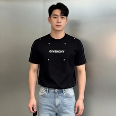Givenchy纪梵希新款丝光棉T恤❤️简约设计+撞色Logo,辨识度超高!胸口品牌Givenchy字母立体饱满刺绣工艺 Givenchy纪梵希新款丝光棉T恤❤️简约设计+撞色Logo,辨识度超高!胸口品牌Givenchy字母立体饱满刺绣工艺