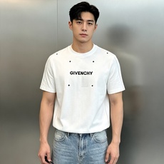 Givenchy纪梵希新款丝光棉T恤❤️简约设计+撞色Logo,辨识度超高!胸口品牌Givenchy字母立体饱满刺绣工艺 Givenchy纪梵希新款丝光棉T恤❤️简约设计+撞色Logo,辨识度超高!胸口品牌Givenchy字母立体饱满刺绣工艺