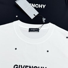 Givenchy纪梵希新款丝光棉T恤❤️简约设计+撞色Logo,辨识度超高!胸口品牌Givenchy字母立体饱满刺绣工艺 Givenchy纪梵希新款丝光棉T恤❤️简约设计+撞色Logo,辨识度超高!胸口品牌Givenchy字母立体饱满刺绣工艺
