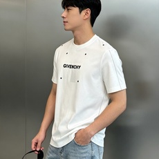 Givenchy纪梵希新款丝光棉T恤❤️简约设计+撞色Logo,辨识度超高!胸口品牌Givenchy字母立体饱满刺绣工艺 Givenchy纪梵希新款丝光棉T恤❤️简约设计+撞色Logo,辨识度超高!胸口品牌Givenchy字母立体饱满刺绣工艺