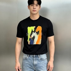 HERMES爱马仕26s新款丝光棉T恤.新品为全新系列注入满满活力,这款单品用心甄选190g丝光棉面料制成,面料手感亲肤 HERMES爱马仕26s新款丝光棉T恤.新品为全新系列注入满满活力,这款单品用心甄选190g丝光棉面料制成,面料手感亲肤