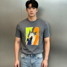 HERMES爱马仕26s新款丝光棉T恤.新品为全新系列注入满满活力,这款单品用心甄选190g丝光棉面料制成,面料手感亲肤 HERMES爱马仕26s新款丝光棉T恤.新品为全新系列注入满满活力,这款单品用心甄选190g丝光棉面料制成,面料手感亲肤