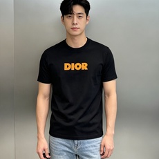 Dior迪奥26s新款丝光棉T恤,采用高品质丝光棉料,丝滑细腻.柔软舒适,日常穿着超友好!胸前立体硅胶烫画工艺.撞色设计 Dior迪奥26s新款丝光棉T恤,采用高品质丝光棉料,丝滑细腻.柔软舒适,日常穿着超友好!胸前立体硅胶烫画工艺.撞色设计