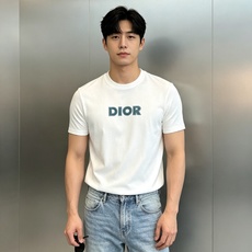 Dior迪奥26s新款丝光棉T恤,采用高品质丝光棉料,丝滑细腻.柔软舒适,日常穿着超友好!胸前立体硅胶烫画工艺.撞色设计 Dior迪奥26s新款丝光棉T恤,采用高品质丝光棉料,丝滑细腻.柔软舒适,日常穿着超友好!胸前立体硅胶烫画工艺.撞色设计