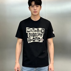 Moncler 蒙口新款丝光短袖T恤,经典字母立体烫画设计.简约又有辨识度✨左袖经典蒙口徽章,细节满分!高品质丝光棉面料 Moncler 蒙口新款丝光短袖T恤,经典字母立体烫画设计.简约又有辨识度✨左袖经典蒙口徽章,细节满分!高品质丝光棉面料