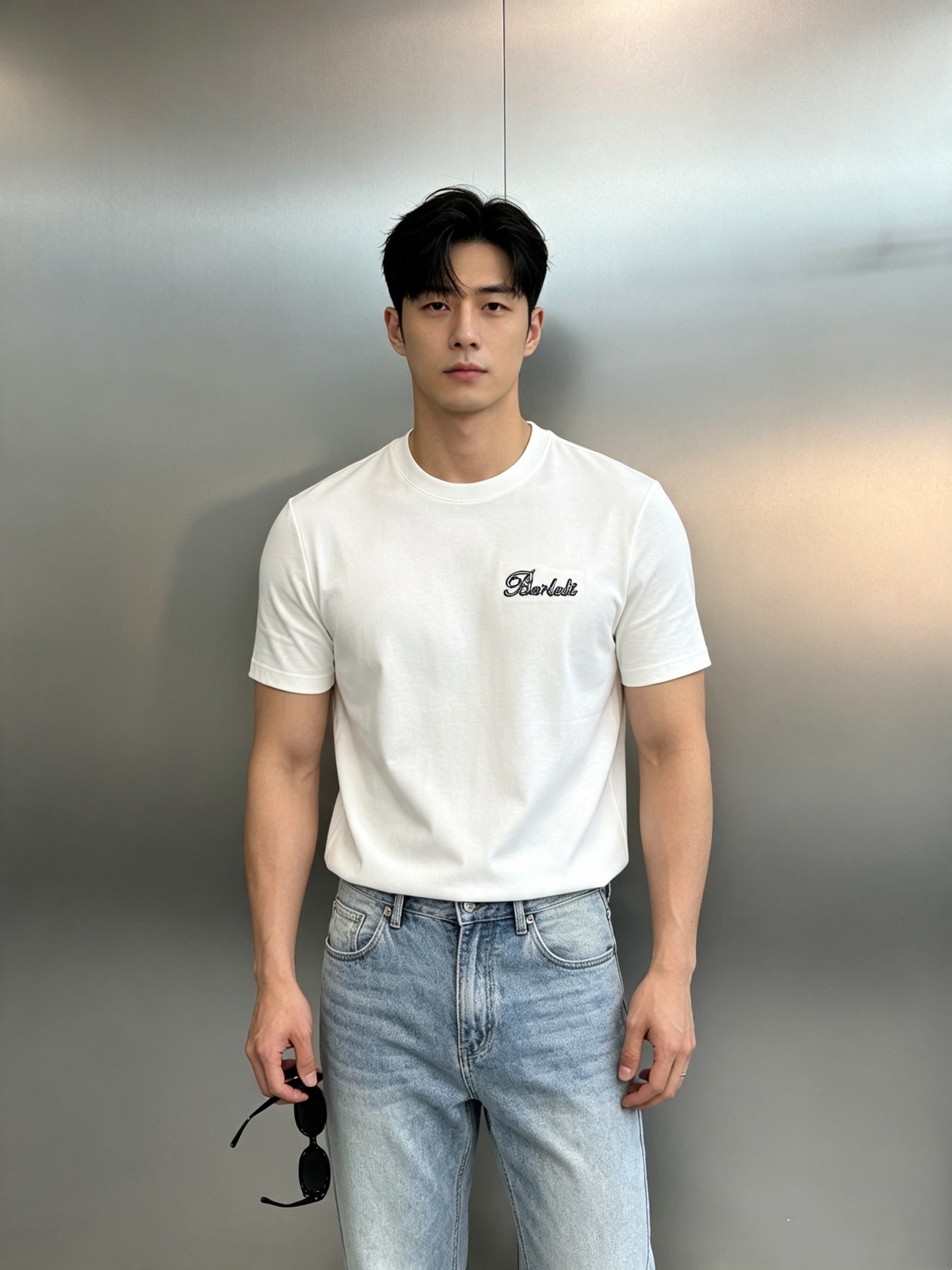 Berluti 法式复古手写刺绣丝光棉T恤.甄选高支双股丝光棉面料,触感丝滑细腻。自带柔和哑光质感,上身垂顺有型,透气不 Berluti 法式复古手写刺绣丝光棉T恤.甄选高支双股丝光棉面料,触感丝滑细腻。自带柔和哑光质感,上身垂顺有型,透气不