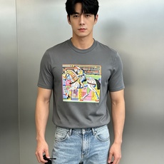 Hermes新款爱马仕的骑士浪漫,藏在这件丝光棉T恤里.高支190g丝光棉自带柔光滤镜,上身顺滑透气,自带凉感不闷汗。胸 Hermes新款爱马仕的骑士浪漫,藏在这件丝光棉T恤里.高支190g丝光棉自带柔光滤镜,上身顺滑透气,自带凉感不闷汗。胸