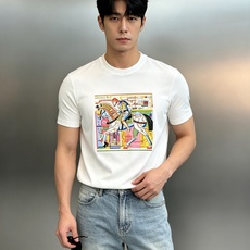 Hermes新款爱马仕的骑士浪漫,藏在这件丝光棉T恤里.高支190g丝光棉自带柔光滤镜,上身顺滑透气,自带凉感不闷汗。胸 Hermes新款爱马仕的骑士浪漫,藏在这件丝光棉T恤里.高支190g丝光棉自带柔光滤镜,上身顺滑透气,自带凉感不闷汗。胸