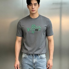 驴牌*路易威登的夏日松弛感,藏在这件丝光棉T恤里。高支190g丝光棉自带柔光滤镜,上身顺滑透气,自带凉感不闷汗。胸前的绿 驴牌*路易威登的夏日松弛感,藏在这件丝光棉T恤里。高支190g丝光棉自带柔光滤镜,上身顺滑透气,自带凉感不闷汗。胸前的绿
