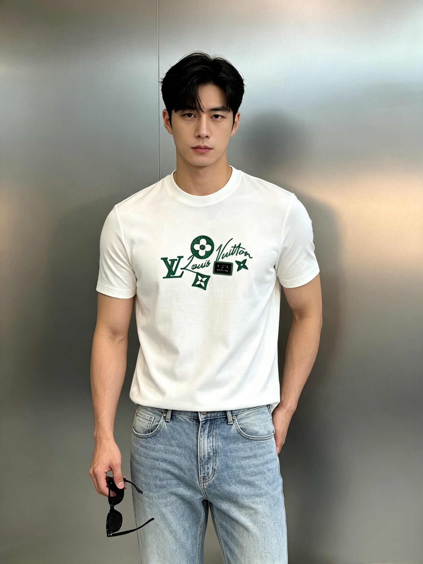 驴牌*路易威登的夏日松弛感,藏在这件丝光棉T恤里。高支190g丝光棉自带柔光滤镜,上身顺滑透气,自带凉感不闷汗。胸前的绿 驴牌*路易威登的夏日松弛感,藏在这件丝光棉T恤里。高支190g丝光棉自带柔光滤镜,上身顺滑透气,自带凉感不闷汗。胸前的绿