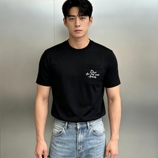 Dior迪奥新款丝光棉T恤.26s经典Logo口袋短袖.原单推荐❤️采用100%190g丝光棉,柔软亲肤又透气,日常穿着 Dior迪奥新款丝光棉T恤.26s经典Logo口袋短袖.原单推荐❤️采用100%190g丝光棉,柔软亲肤又透气,日常穿着