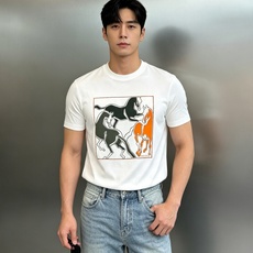 Hermes爱马仕26s新款丝光棉短袖T恤,采用高品质丝光棉面料.亲肤透气,夏天穿超舒服!正面是超有艺术感的爱马仕贵族元 Hermes爱马仕26s新款丝光棉短袖T恤,采用高品质丝光棉面料.亲肤透气,夏天穿超舒服!正面是超有艺术感的爱马仕贵族元