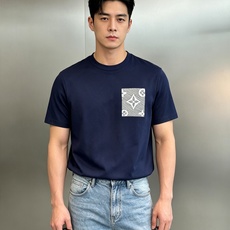 驴牌*LV新款丝光棉短袖T恤,采用高品质190g丝光棉,柔软透气,夏天穿超舒服!纯净主色,胸前Monogram图案超有辨 驴牌*LV新款丝光棉短袖T恤,采用高品质190g丝光棉,柔软透气,夏天穿超舒服!纯净主色,胸前Monogram图案超有辨