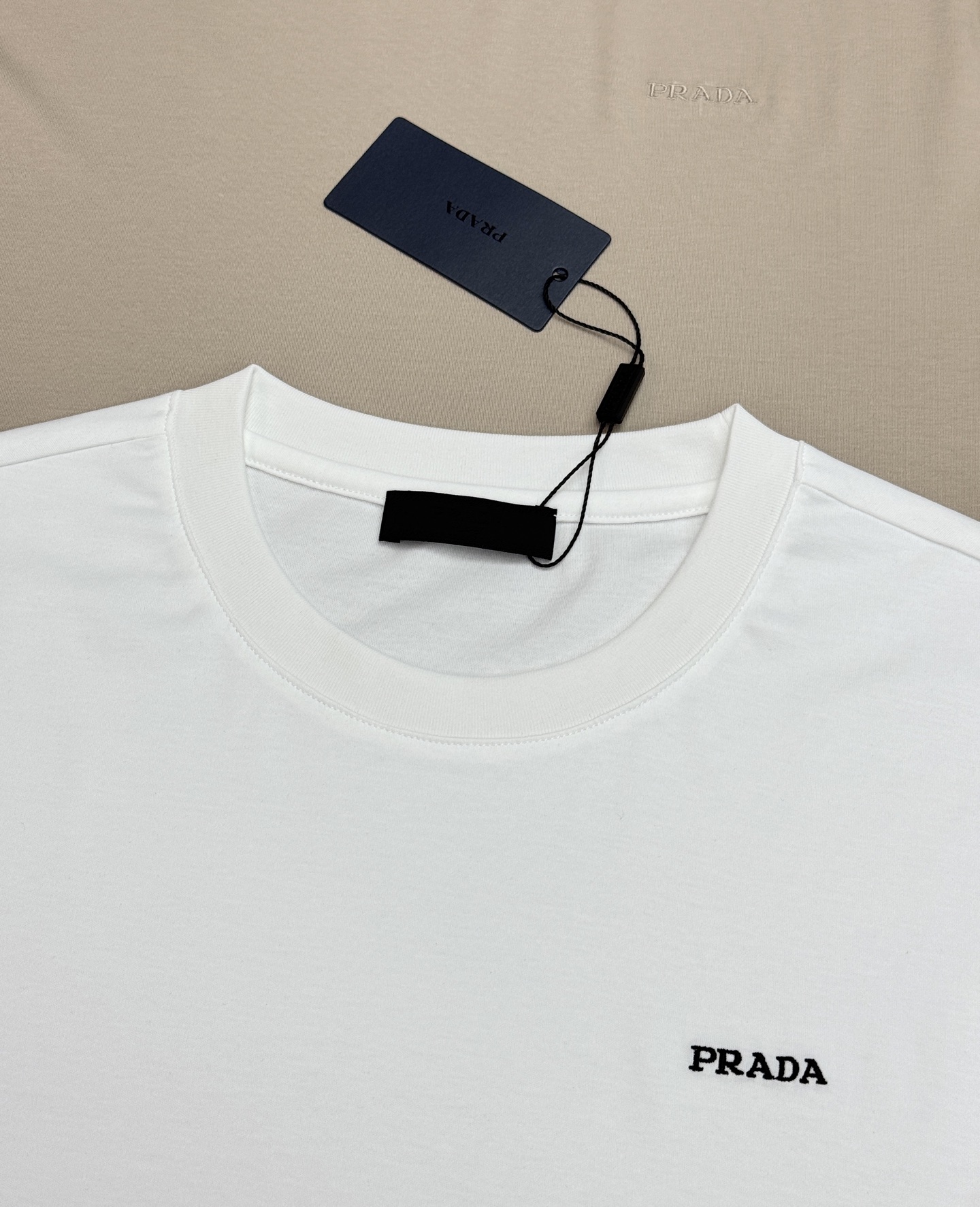 PRADA普拉达26春夏原单T恤.基础款推荐❤️经典字母Prada立体刺绣🪡 经由高逼格绣花厂3D立体工艺过程制作.经典