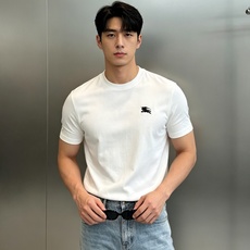 BBR*巴宝莉26s春夏经典款圆领T恤.原单推荐❤️小红书同款~基础款净版干净利落.胸口部位搭配字母战马立体绣花🪡工艺. BBR*巴宝莉26s春夏经典款圆领T恤.原单推荐❤️小红书同款~基础款净版干净利落.胸口部位搭配字母战马立体绣花🪡工艺.