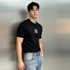 D&G的利落酷感,藏在这件丝光棉T恤里。 高支丝光棉自带柔光质感,上身顺滑透气,自带凉感不闷汗。胸前立体压印的DG标识, D&G的利落酷感,藏在这件丝光棉T恤里。 高支丝光棉自带柔光质感,上身顺滑透气,自带凉感不闷汗。胸前立体压印的DG标识,