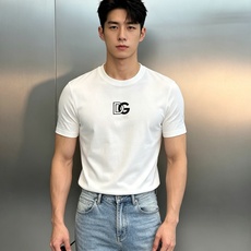 D&G的利落酷感,藏在这件丝光棉T恤里。 高支丝光棉自带柔光质感,上身顺滑透气,自带凉感不闷汗。胸前立体压印的DG标识, D&G的利落酷感,藏在这件丝光棉T恤里。 高支丝光棉自带柔光质感,上身顺滑透气,自带凉感不闷汗。胸前立体压印的DG标识,