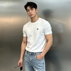 Givenchy纪梵希26s春夏经典款圆领T恤.原单推荐❤️小红书同款~基础款净版干净利落.胸口部位经典品牌图形立体绣花 Givenchy纪梵希26s春夏经典款圆领T恤.原单推荐❤️小红书同款~基础款净版干净利落.胸口部位经典品牌图形立体绣花
