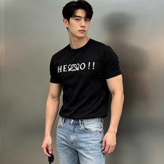 Loewe罗意威的丝光棉新款T恤.松弛感满满.高支190g丝光棉自带柔光滤镜,上身顺滑透气,自带凉感不闷汗。胸前俏皮的“ Loewe罗意威的丝光棉新款T恤.松弛感满满.高支190g丝光棉自带柔光滤镜,上身顺滑透气,自带凉感不闷汗。胸前俏皮的“