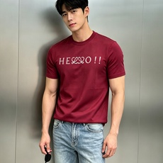 Loewe罗意威的丝光棉新款T恤.松弛感满满.高支190g丝光棉自带柔光滤镜,上身顺滑透气,自带凉感不闷汗。胸前俏皮的“ Loewe罗意威的丝光棉新款T恤.松弛感满满.高支190g丝光棉自带柔光滤镜,上身顺滑透气,自带凉感不闷汗。胸前俏皮的“