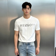 Loewe罗意威的丝光棉新款T恤.松弛感满满.高支190g丝光棉自带柔光滤镜,上身顺滑透气,自带凉感不闷汗。胸前俏皮的“ Loewe罗意威的丝光棉新款T恤.松弛感满满.高支190g丝光棉自带柔光滤镜,上身顺滑透气,自带凉感不闷汗。胸前俏皮的“