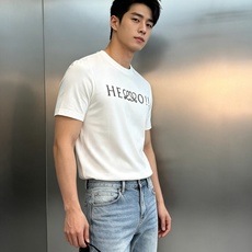 Loewe罗意威的丝光棉新款T恤.松弛感满满.高支190g丝光棉自带柔光滤镜,上身顺滑透气,自带凉感不闷汗。胸前俏皮的“ Loewe罗意威的丝光棉新款T恤.松弛感满满.高支190g丝光棉自带柔光滤镜,上身顺滑透气,自带凉感不闷汗。胸前俏皮的“