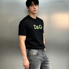 Dolce & Gabbana 网眼logo丝光棉短袖T恤,将品牌的意式精致与先锋设计完美融合。精选高支丝光棉,经过多道 Dolce & Gabbana 网眼logo丝光棉短袖T恤,将品牌的意式精致与先锋设计完美融合。精选高支丝光棉,经过多道