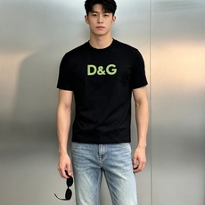 Dolce & Gabbana 网眼logo丝光棉短袖T恤,将品牌的意式精致与先锋设计完美融合。精选高支丝光棉,经过多道 Dolce & Gabbana 网眼logo丝光棉短袖T恤,将品牌的意式精致与先锋设计完美融合。精选高支丝光棉,经过多道