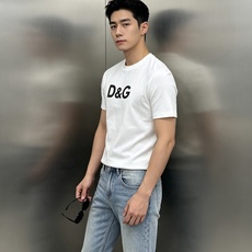 Dolce & Gabbana 网眼logo丝光棉短袖T恤,将品牌的意式精致与先锋设计完美融合。精选高支丝光棉,经过多道 Dolce & Gabbana 网眼logo丝光棉短袖T恤,将品牌的意式精致与先锋设计完美融合。精选高支丝光棉,经过多道