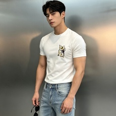 驴牌-Louis Vuitton 丝光棉短袖T恤,将品牌航海基因与精湛工艺融为一体。精选高支丝光棉,经过多道工艺处理,触 驴牌-Louis Vuitton 丝光棉短袖T恤,将品牌航海基因与精湛工艺融为一体。精选高支丝光棉,经过多道工艺处理,触