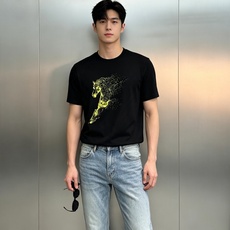 Hermès爱马仕奔马丝光棉短袖T恤,将品牌标志性马术元素与精湛工艺完美融合。精选高支丝光棉,经过多道工艺处理,触感丝滑 Hermès爱马仕奔马丝光棉短袖T恤,将品牌标志性马术元素与精湛工艺完美融合。精选高支丝光棉,经过多道工艺处理,触感丝滑