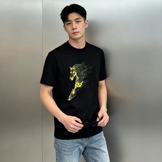 Hermès爱马仕奔马丝光棉短袖T恤,将品牌标志性马术元素与精湛工艺完美融合。精选高支丝光棉,经过多道工艺处理,触感丝滑 Hermès爱马仕奔马丝光棉短袖T恤,将品牌标志性马术元素与精湛工艺完美融合。精选高支丝光棉,经过多道工艺处理,触感丝滑