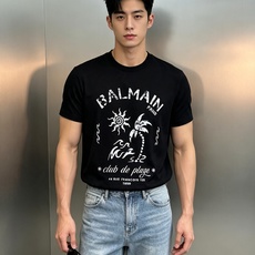 Balmain巴尔曼海岸度假丝光棉短袖T恤,将品牌的法式优雅与度假氛围完美融合。精选高支丝光棉,经过多道工艺处理,触感丝 Balmain巴尔曼海岸度假丝光棉短袖T恤,将品牌的法式优雅与度假氛围完美融合。精选高支丝光棉,经过多道工艺处理,触感丝