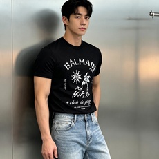 Balmain巴尔曼海岸度假丝光棉短袖T恤,将品牌的法式优雅与度假氛围完美融合。精选高支丝光棉,经过多道工艺处理,触感丝 Balmain巴尔曼海岸度假丝光棉短袖T恤,将品牌的法式优雅与度假氛围完美融合。精选高支丝光棉,经过多道工艺处理,触感丝