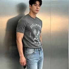 Balmain巴尔曼海岸度假丝光棉短袖T恤,将品牌的法式优雅与度假氛围完美融合。精选高支丝光棉,经过多道工艺处理,触感丝 Balmain巴尔曼海岸度假丝光棉短袖T恤,将品牌的法式优雅与度假氛围完美融合。精选高支丝光棉,经过多道工艺处理,触感丝