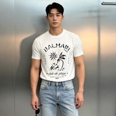 Balmain巴尔曼海岸度假丝光棉短袖T恤,将品牌的法式优雅与度假氛围完美融合。精选高支丝光棉,经过多道工艺处理,触感丝 Balmain巴尔曼海岸度假丝光棉短袖T恤,将品牌的法式优雅与度假氛围完美融合。精选高支丝光棉,经过多道工艺处理,触感丝