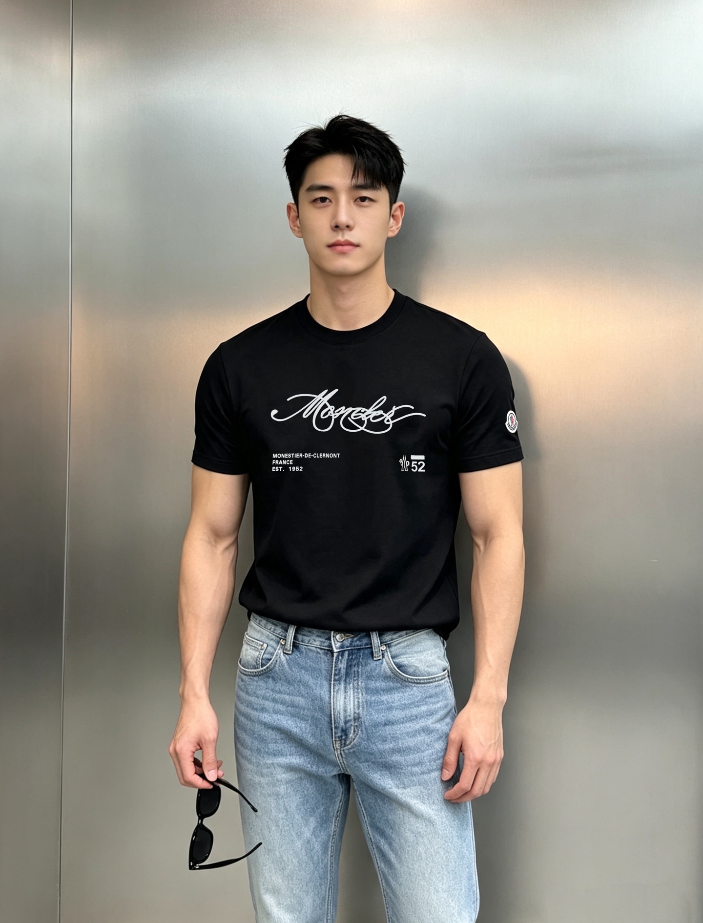 Moncler 蒙口丝光棉短袖T恤,将品牌经典与舒适体验融为一体。精选高支丝光棉,经过多道工艺处理,触感丝滑细腻,上身自 Moncler 蒙口丝光棉短袖T恤,将品牌经典与舒适体验融为一体。精选高支丝光棉,经过多道工艺处理,触感丝滑细腻,上身自