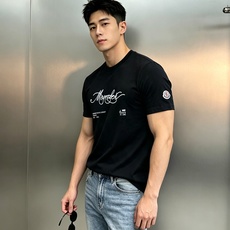 Moncler 蒙口丝光棉短袖T恤,将品牌经典与舒适体验融为一体。精选高支丝光棉,经过多道工艺处理,触感丝滑细腻,上身自 Moncler 蒙口丝光棉短袖T恤,将品牌经典与舒适体验融为一体。精选高支丝光棉,经过多道工艺处理,触感丝滑细腻,上身自
